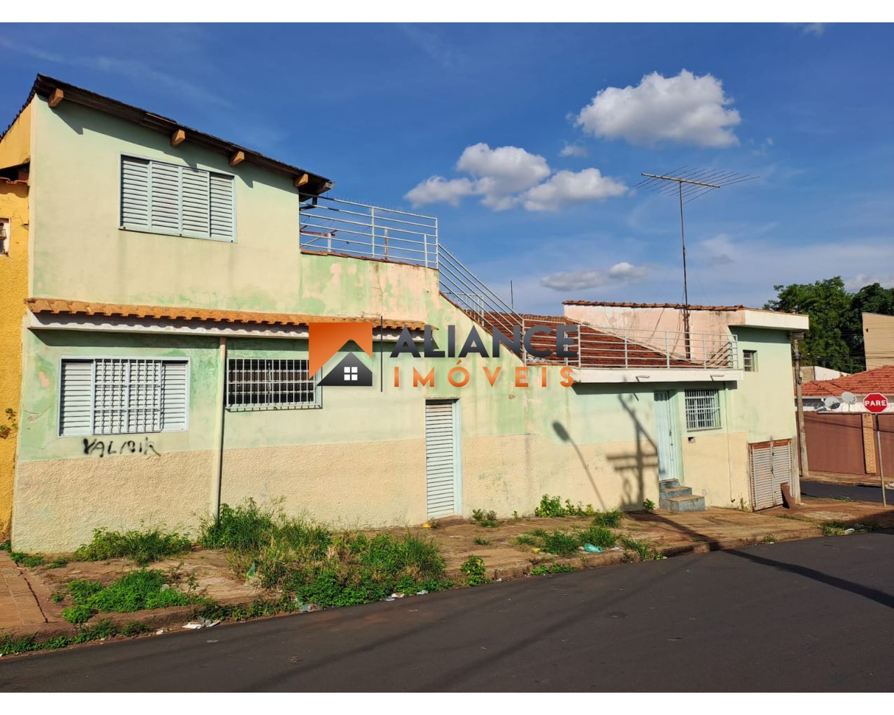 casa com area de churrasco